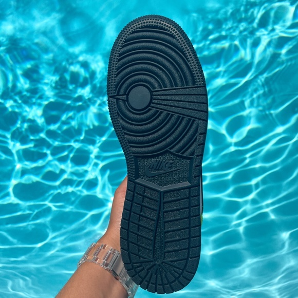 Nike Jordan 1 Mid NWB - Picture 4 of 7